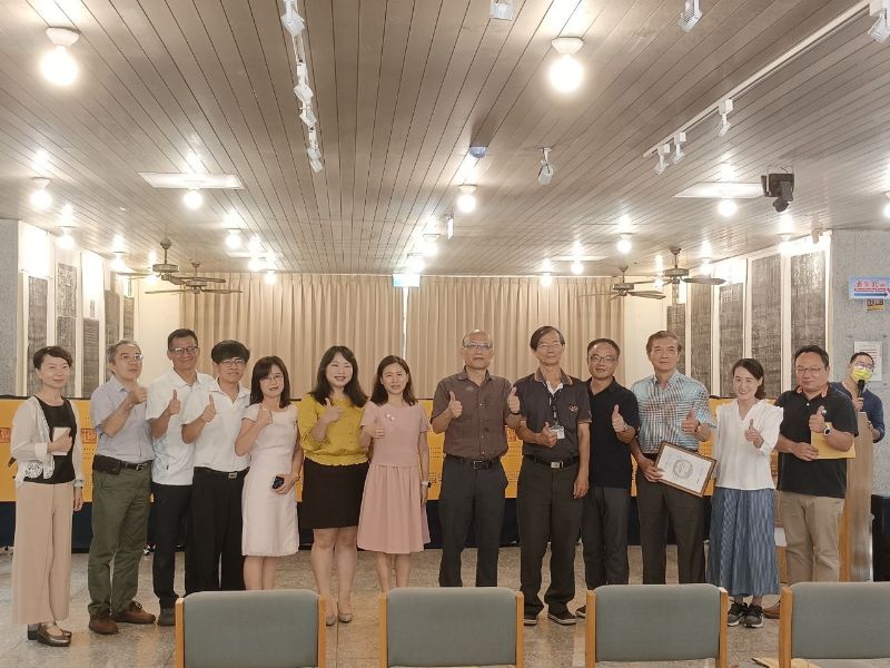 「科舉制度在臺灣—臺灣進士專題展」開幕式與會貴賓合影。(照片由台文中心提供)