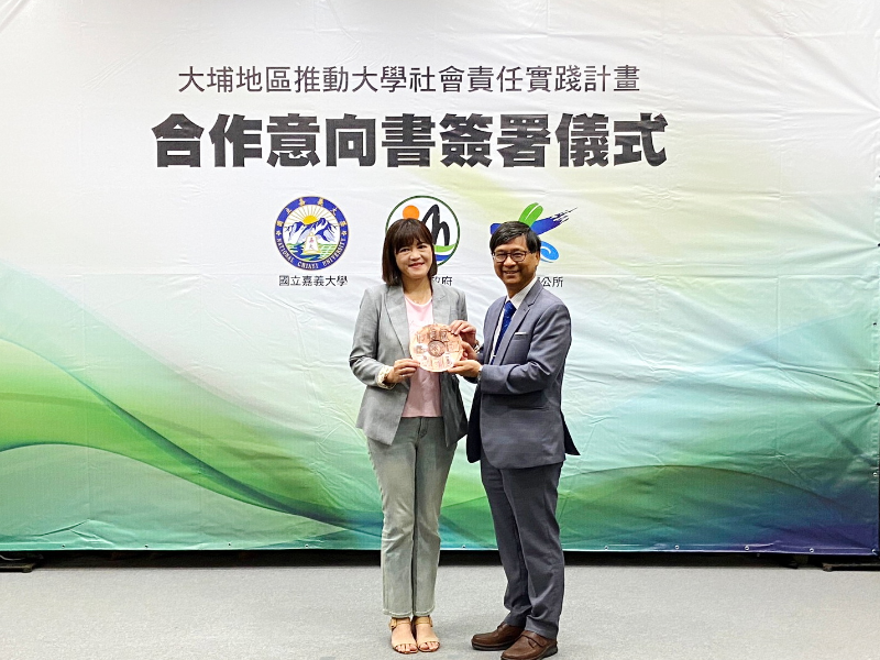 嘉大張俊賢副校長致贈禮品予嘉義縣文化觀光局徐佩鈴局長(左)。 (照片由產推處提供)