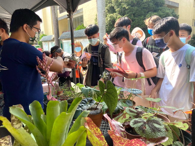 校內學生聆聽「雨植生活」之特殊植株介紹。