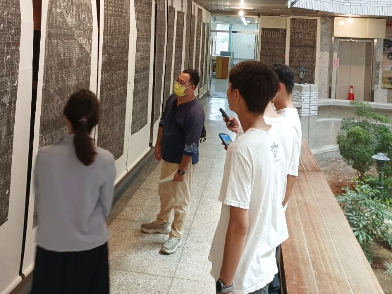 民眾與校內學生觀展。