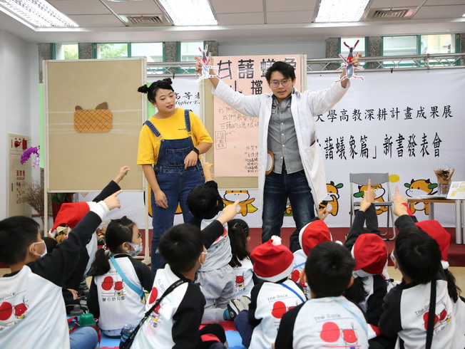 嘉大幼兒教育學系學生周怡安(左)及黃鴻毅(右)，以說故事的方式介紹甘藷蟻象