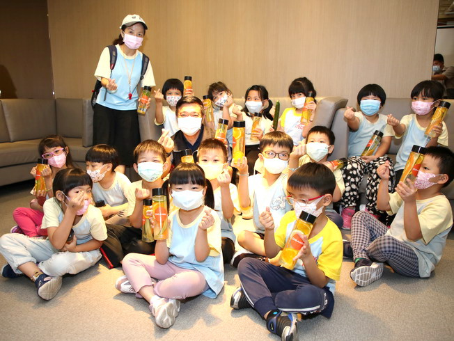 嘉義市議員陳家平與磐石幼兒園師生合影