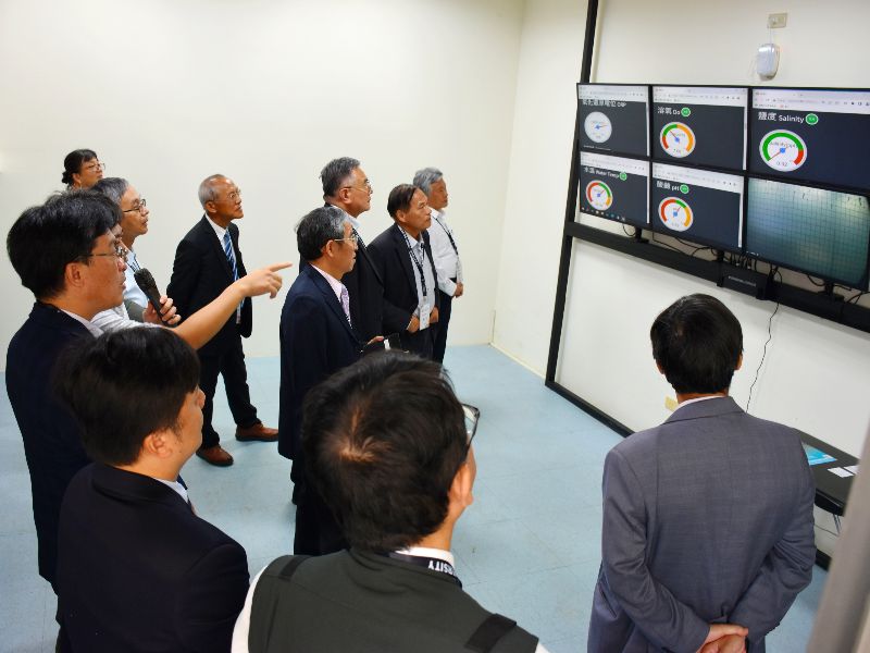 水生系王騰巍助理教授向評鑑委員說明智慧養殖監控系統。(照片由研發處提供)