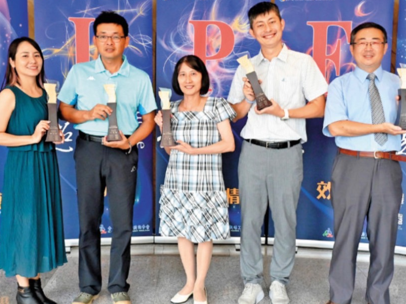 嘉大幼教系校友鄭淳云老師（左1）與112年全國SUPER教師獎獲獎人合影。（照片由鄭老師提供）