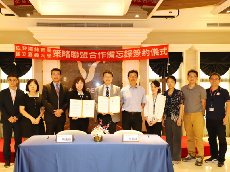 嘉大師長與佐登妮絲集團高階主管合影。