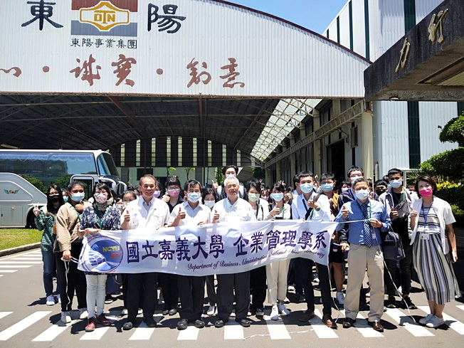 企業管理學系師生赴東陽企業參訪。（照片由學院提供)