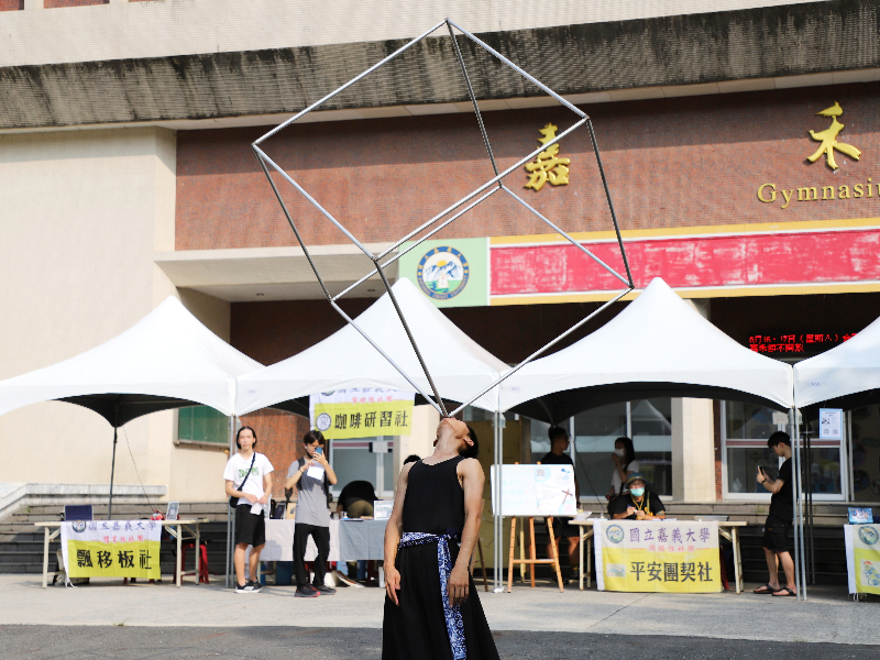 火舞社的ONE ONE表演立方體特技。