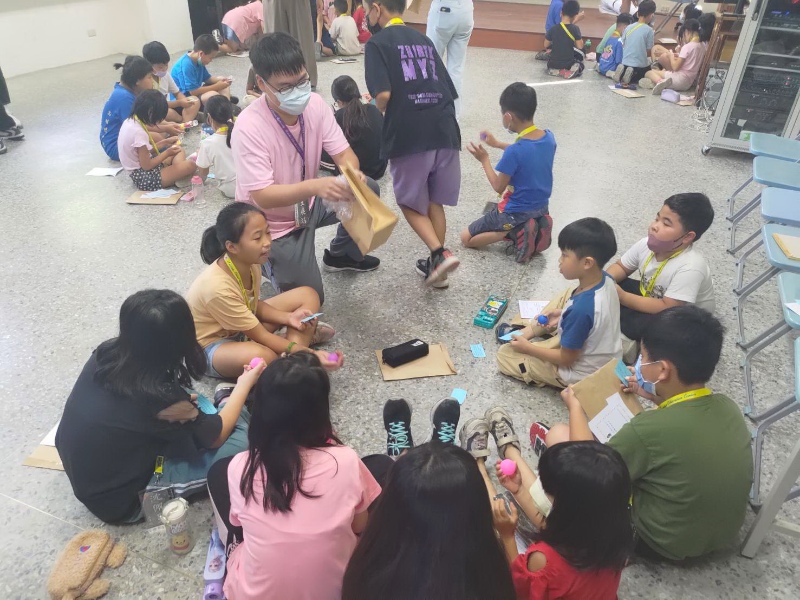 為鼓勵師資生實踐史懷哲關懷弱勢、專業服務之精神，每年暑假嘉大師資生至偏鄉服務學童。（照片由師培中心提供）