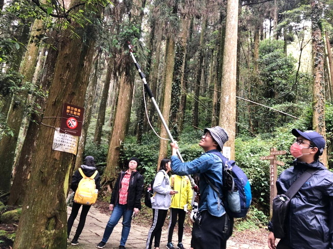 生物資源學系學系開設環境永續生物多樣性學程帶學生至大凍山實地採集認植。(照片來源為本校高教深耕計畫成果)
