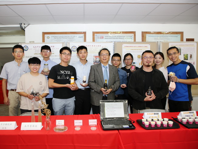 嘉大朱紀實副校長帶領研發團隊展示金株大豆及毛木耳多醣體開發產品