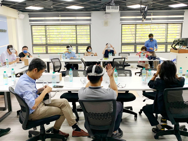 與會貴賓體驗元宇宙數位教室VR設備。