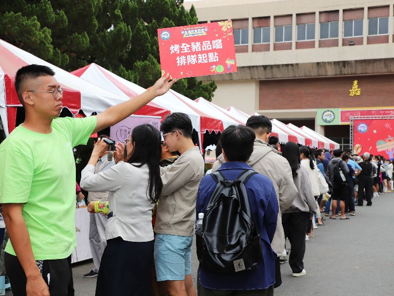 民眾排隊領取烤豬肉。