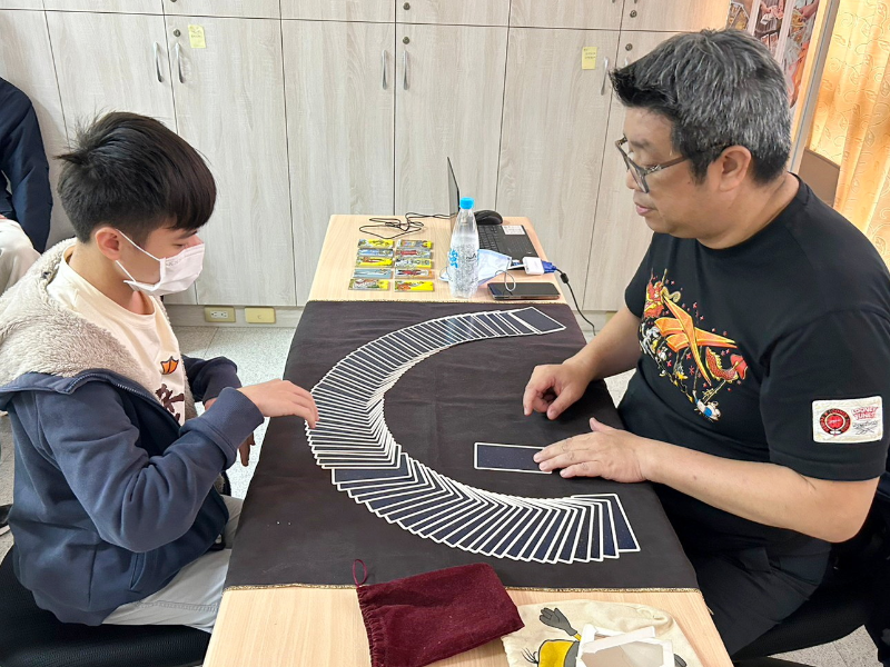 嘉大舉辦「原民心靈工作坊-塔羅療心工作坊」活動，透過自我對話認識自己。(照片由原民中心提供)