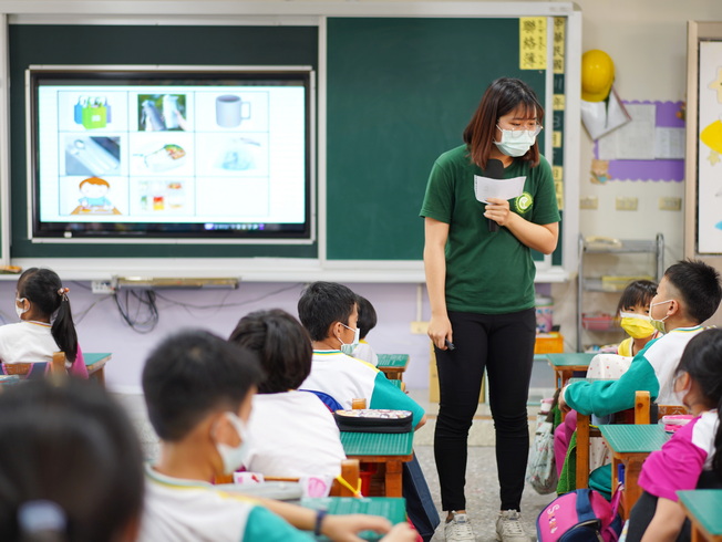 為培養學生班級經營實務經驗，嘉大師資生於畢業前皆需至國小進行集中實習。（照片由師範學院提供)