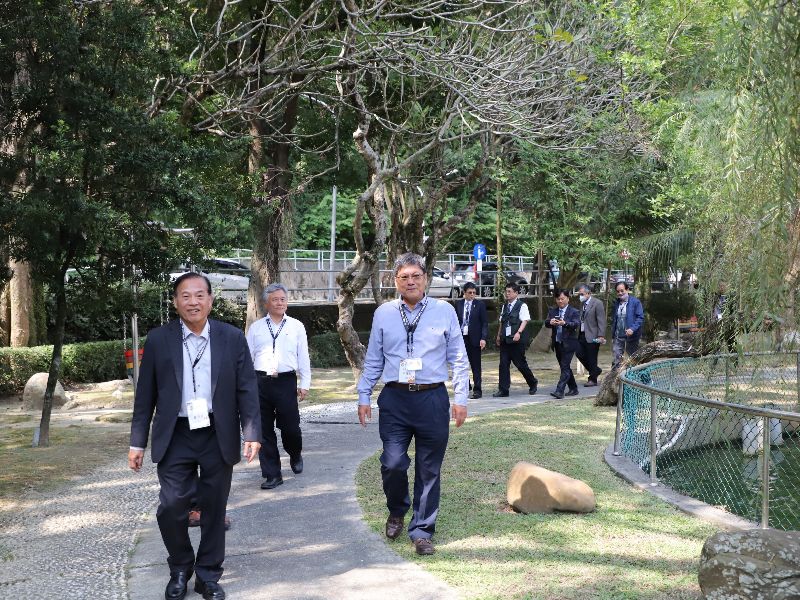 朱健松總務長帶領評鑑委員參觀校園環境。