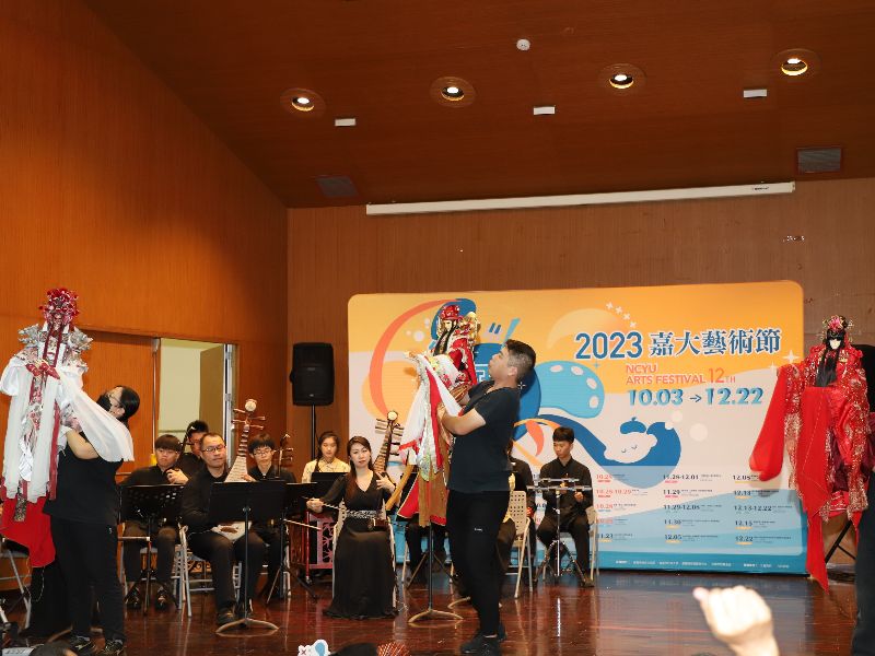 三昧堂創意木偶團隊為2023嘉大藝術節帶來「天官賜福・福滿嘉大」熱鬧開場。