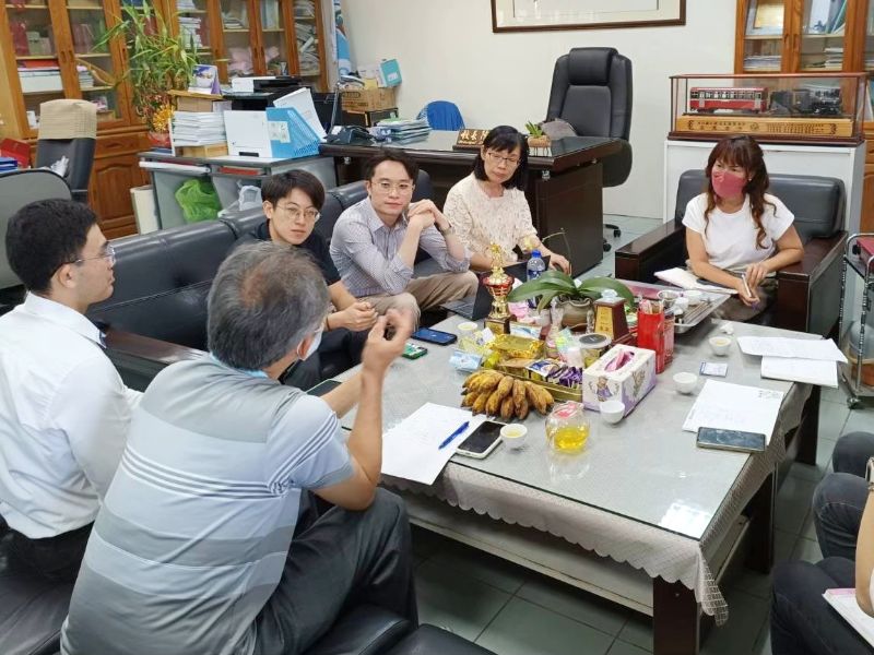 嘉大數位學伴至隙頂國小實地訪視討論學童需求。(照片由師範學院提供)