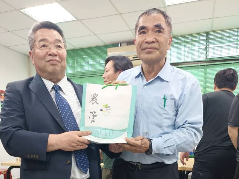 嘉大農管學程侯金日主任致贈紀念品予日本農協理事農管主任。(照片由侯金日主任提供)