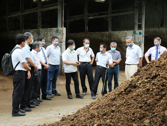 動物科學系吳建平教授(右4)介紹嘉大青貯飼料及有機肥料之製作與處理方式。
