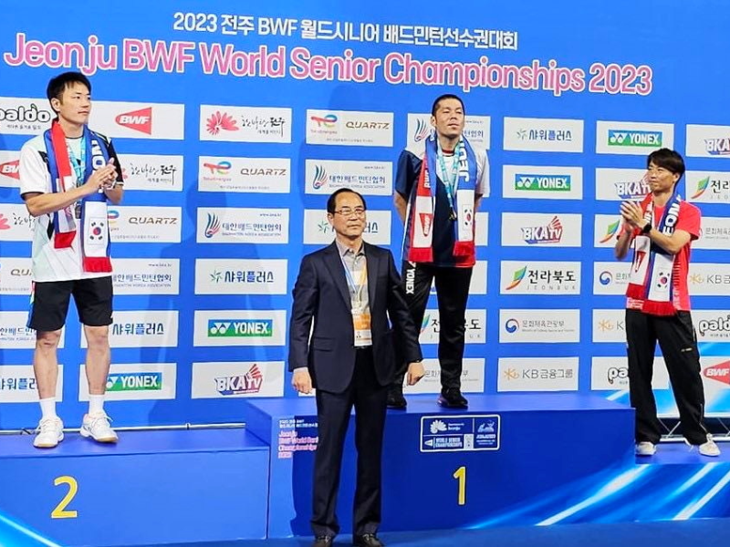 嘉大教育學系楊家豪 (後排右2)勇奪2023年世界壯年羽球錦標賽單打冠軍。(照片由楊同學提供)