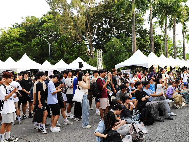 嘉大112年社團博覽會「嘉和萬社興」昨天(13日)在蘭潭校區嘉禾館前熱鬧登場。