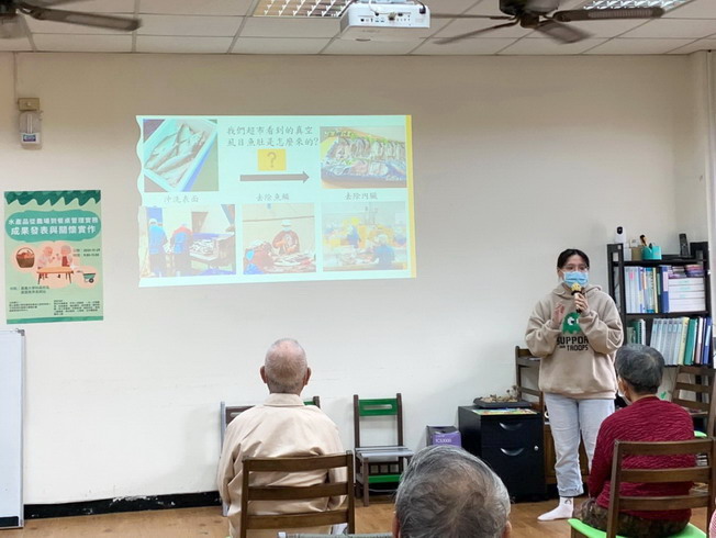 學生以閩南語方式向銀髮長者解說食農安全知識。（照片由主辦單位提供)