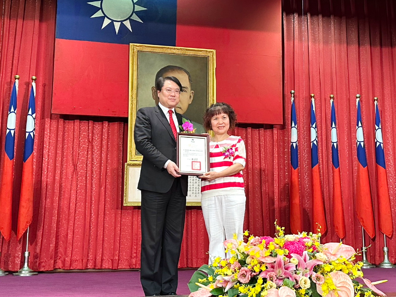 內政部林右昌部長(左)頒發獎狀予嘉大合作社，由朱淑玲經理代表領獎。(照片由嘉大合作社提供)