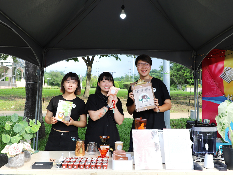 「嘉和萬社興」社團博覽會也邀請嘉大學生一同擺設市集，圖中為學生自創的屁咖丘咖啡。