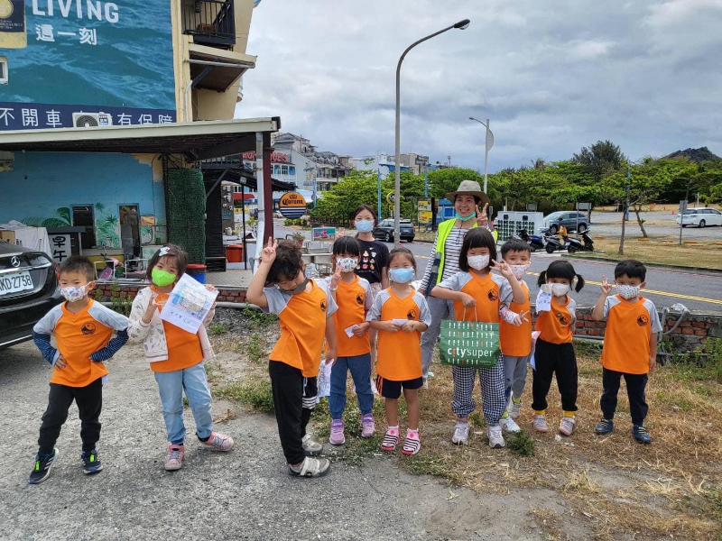 鄭淳云老師帶領幼兒園學童社區走讀製作兒童版墾丁大街地圖包包。（照片由鄭老師提供）