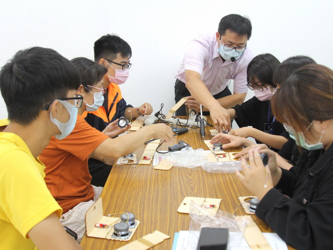 資工系許政穆主任指導藍芽音箱DIY製作