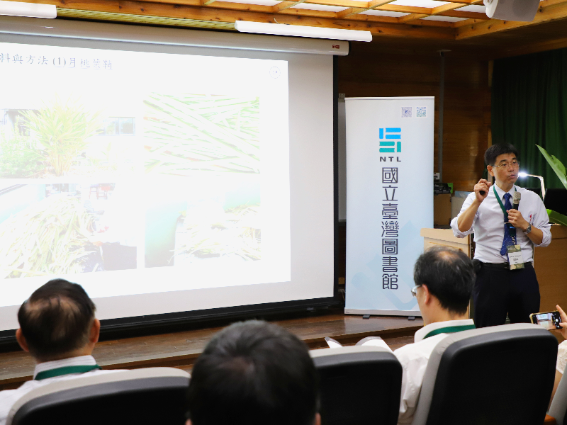 嘉大木設系夏滄琪副教授分享新修護用手工紙之研發-以月桃葉鞘纖維為例。