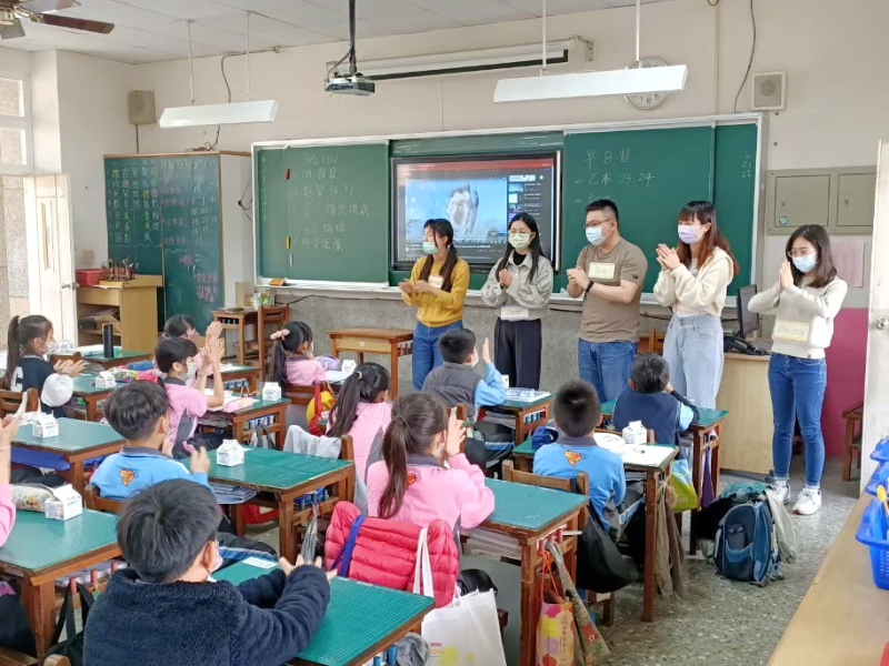 嘉大外語系師培生於大四時需修習教學觀摩與實習課程，圖中為至民雄國小進行教學演練。(照片由外語系提供)