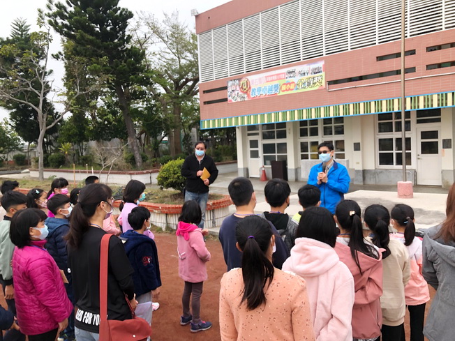 嘉大樵夫志工隊指導老師夏滄琪勉勵東石國小學童。（照片由樵夫志工提供)