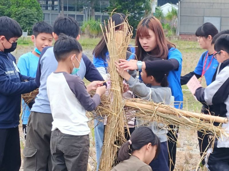 嘉大農藝志工服務隊志工教導學童創意稻草人DIY。（照片由侯金日主任提供）