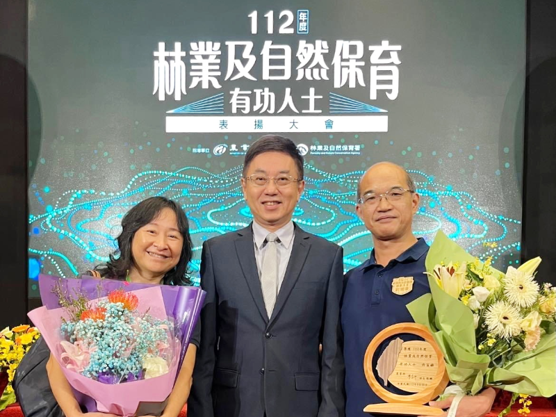 嘉大生物資源學系許富雄副教授賢伉麗與林業及自然保育署署長林華慶(中)合影。(照片由生資系辦提供)