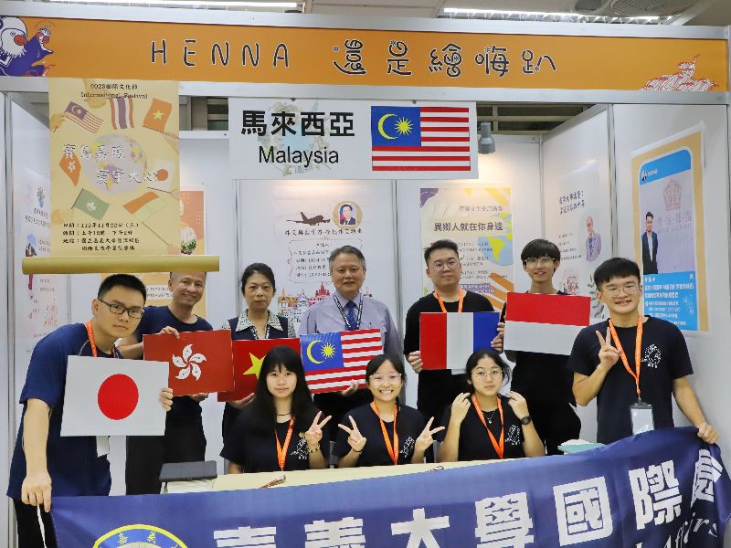 陳瑞祥副校長(後排中)與介紹Henna手繪藝術的國際學生合影。