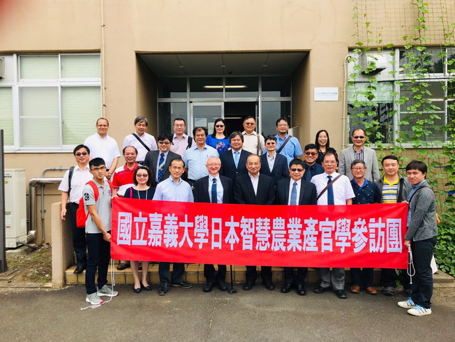 參訪團於筑波大學T-PIRC機能植物創新研究中心門口合影