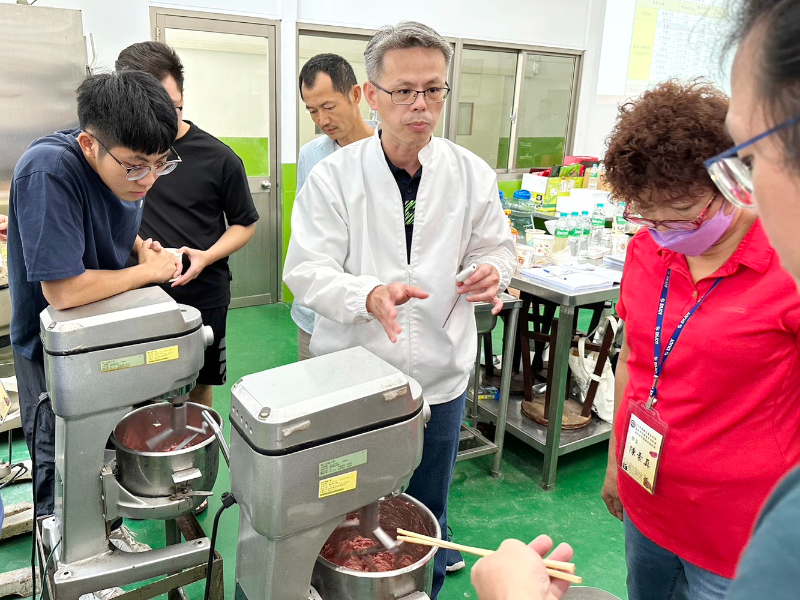 動科系陳祥良助理教授說明牛肉丸製作技巧。(照片由農推林主任提供)