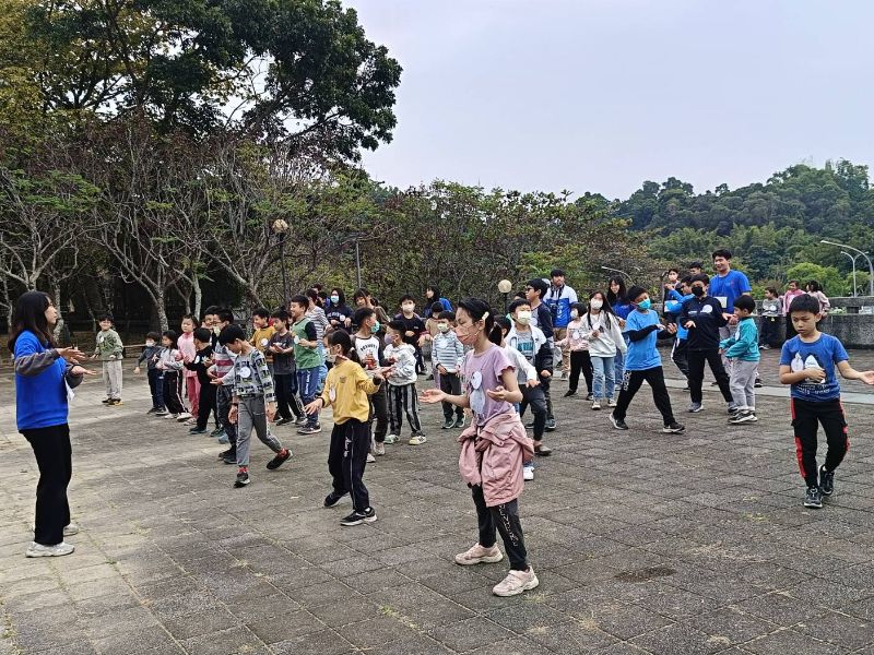 稻草人驅鳥成功跳豐收舞慶祝。（照片由侯金日主任提供）