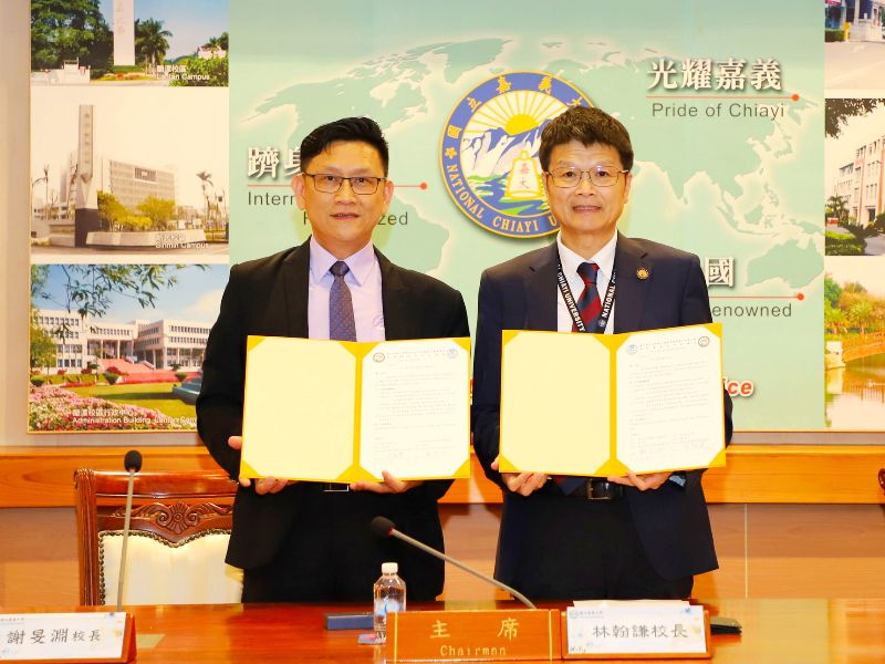 嘉大林翰謙校長與曾文農工謝旻淵校長(左)簽署策略聯盟後合影。