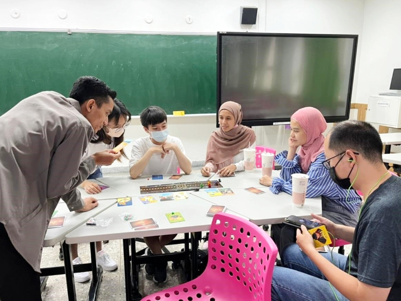 本地生與外籍生透過桌遊一起學習。(照片由教務處提供)