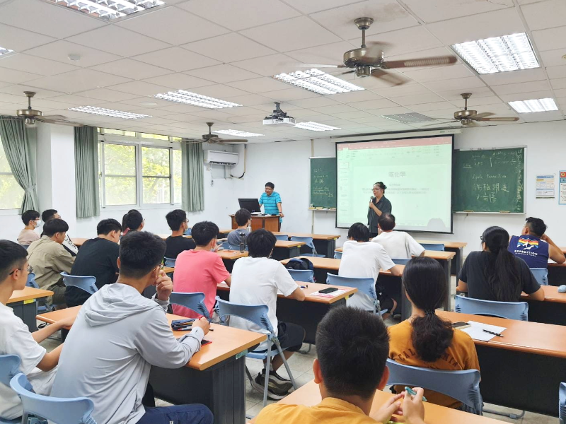 環安中心邱秀貞中心主任致詞並介紹講座教授。(照片由環安中心提供)