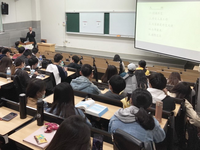 黃聯昇大使與管理學院學生分享駐外精采故事