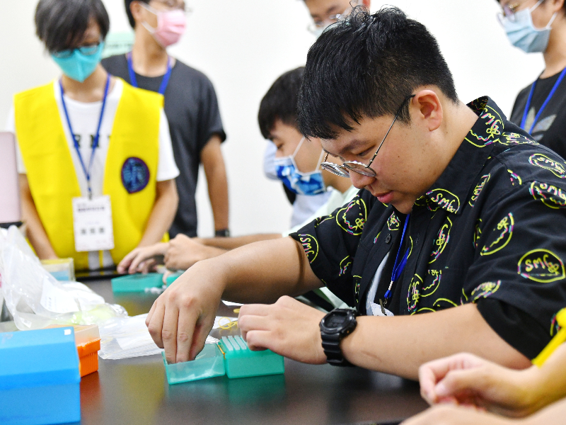 主辦單位舉行Welcome Party「微量吸管尖組裝競賽」。(照片由微免系王主任提供)