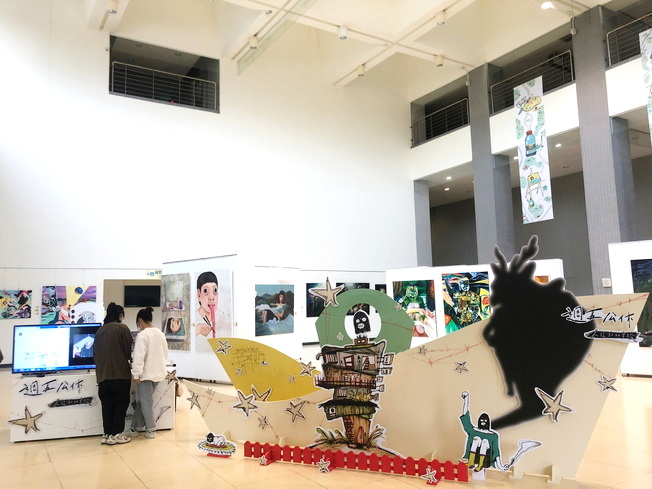 視覺藝術學系透過畢業展，將四年來的學習化為藝術的結晶與民眾分享。（照片由學系提供)