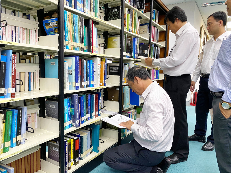 肯特大學貴賓至蘭潭圖書館參觀。(照片由國際處提供)