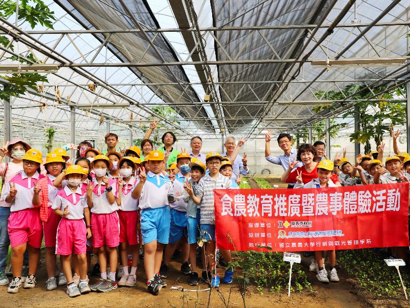 食農產業創新-興嘉國小師生至新民溫室親手體驗農事。