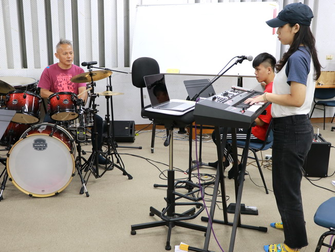 李守信老師（左)親自南下指導音樂學子