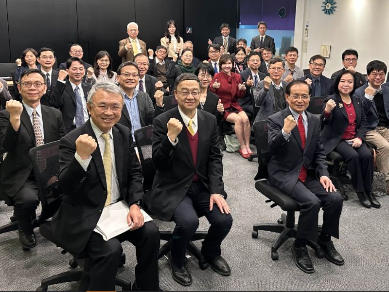 推動大專院校ESG永續助理管理師認證教育MOU簽署記者會與會者合影。（照片由環安中心提供）