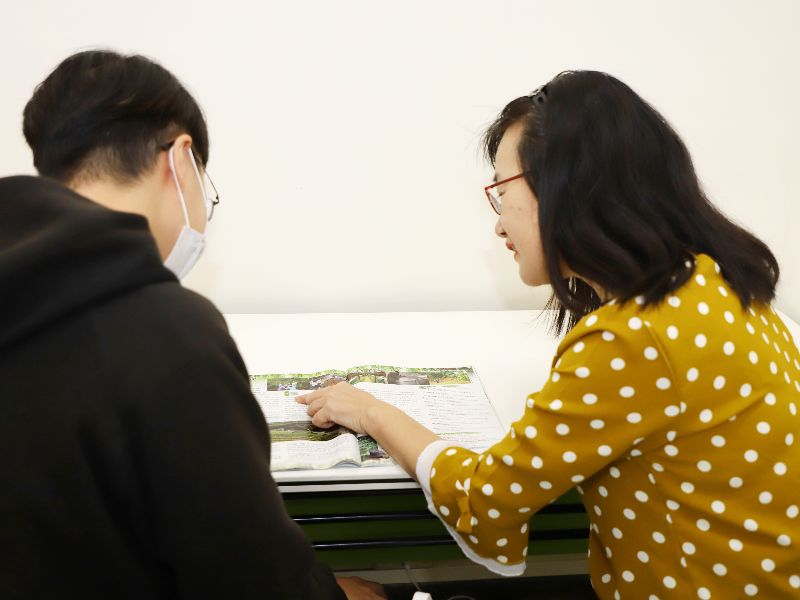 「英語寫作諮詢暨自學中心」提供學生英語寫作個別指導諮詢服務與資源。